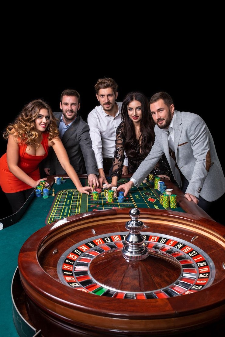 Dealer profesional lae138 menempatkan penanda pada angka pemenang di tata letak roulette